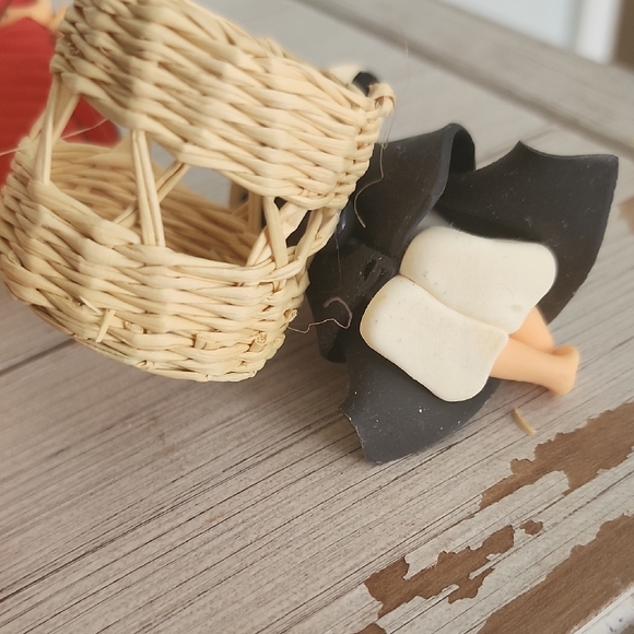 Charming Indigenous ArtesanalNapkin Holders Figurine Set with Woven Baskets. - Picture 11 of 12